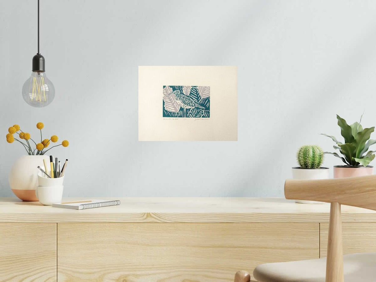 Gravure LE COURLIS CENDRÉ de JULIA CHAUSSON dans un intérieur – 33 × 25 cm