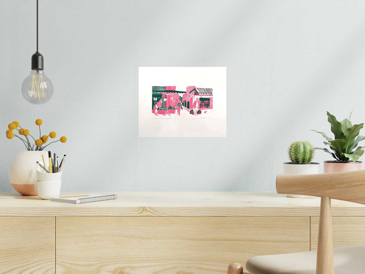 Gravure MARCHE MOUFFETARD de JULIA CHAUSSON dans un intérieur – 30 × 24 cm