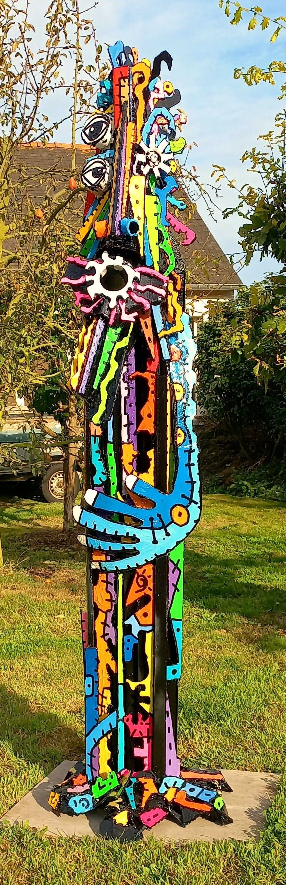 Sculpture de MICHADU a pour titre Le gardien a la main bleue style figuratif, graphique dim : MICHADUprix:8500