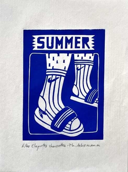 Linogravure figuratif petit format bleu CLAQUETTES CHAUSSETTES – PHILIPPE ACHERMANN – 18 × 24 cm