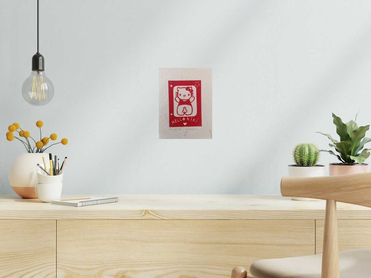 Linogravure HELLO KIKI de PHILIPPE ACHERMANN dans un intérieur – 18 × 24 cm