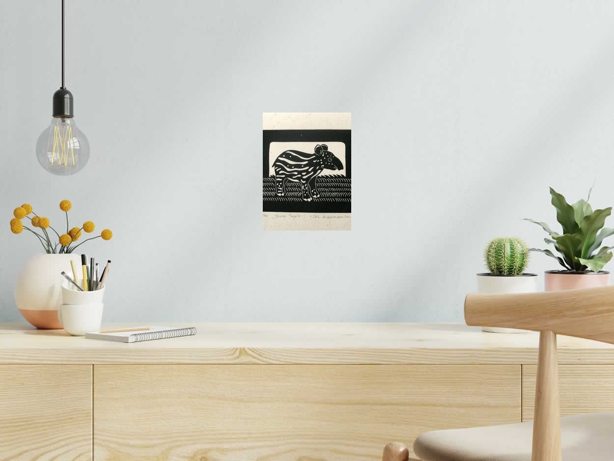 Linogravure Jeune Tapir de PHILIPPE ACHERMANN dans un intérieur – 18 × 24 cm