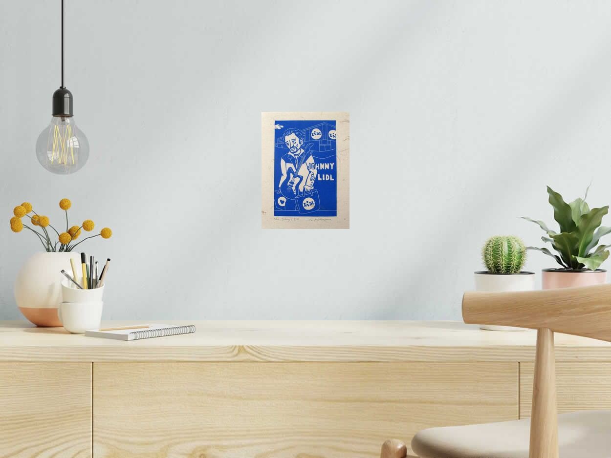 Linogravure Johnny à Lidl de PHILIPPE ACHERMANN dans un intérieur – 18 × 24 cm