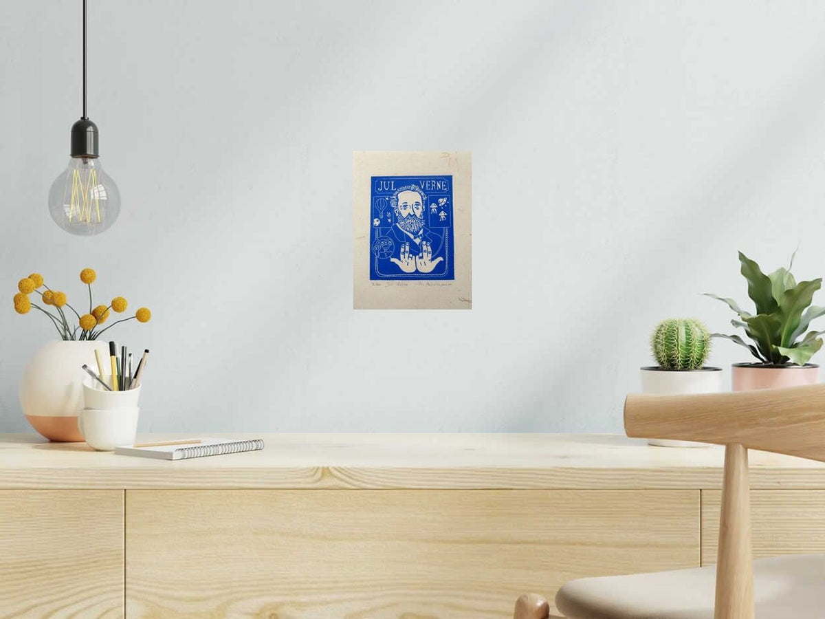 Linogravure Jul Verne de PHILIPPE ACHERMANN dans un intérieur – 18 × 24 cm