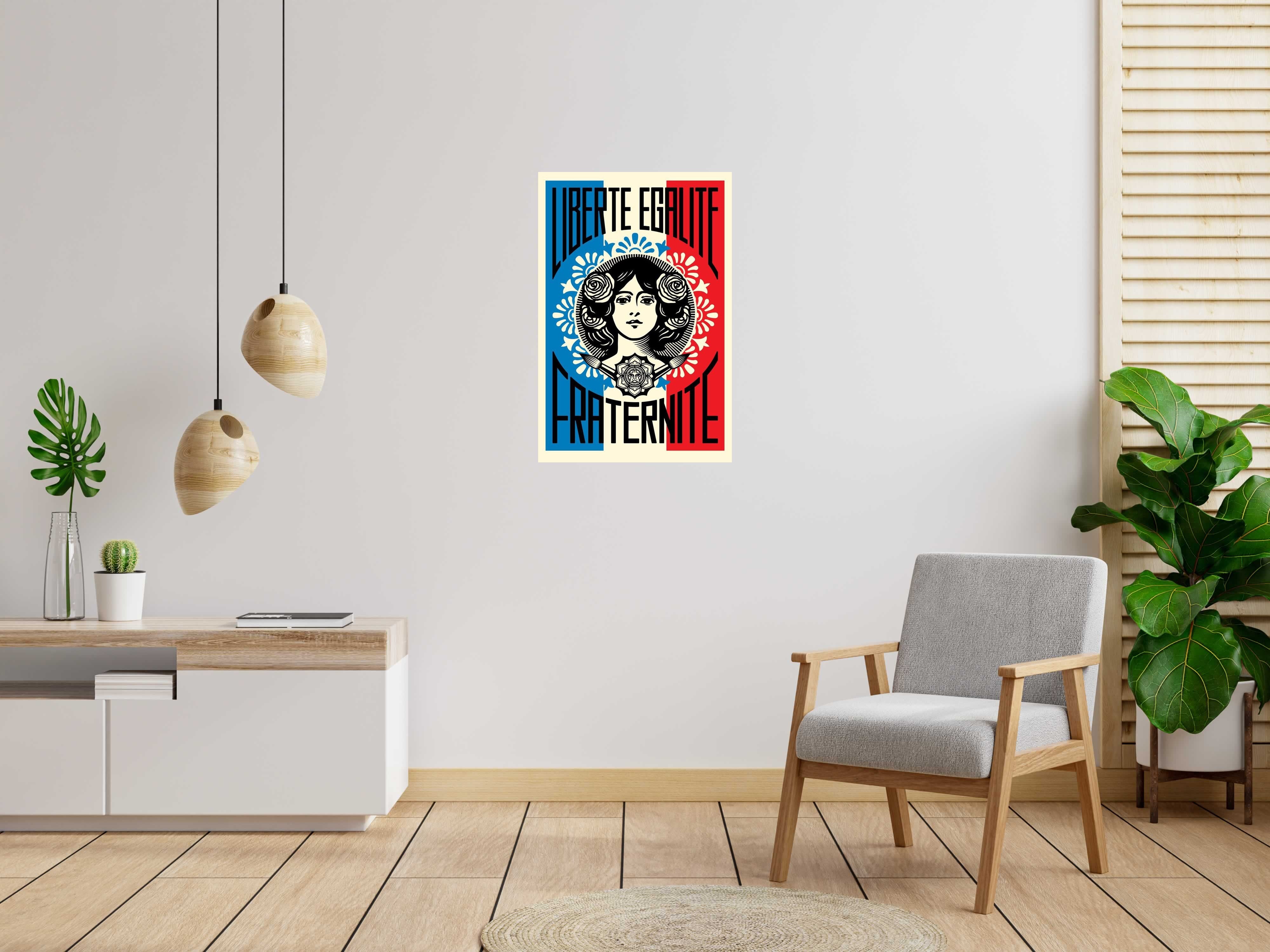 Lithographie LIBERTÉ EGALITÉ FRATERNITÉ de OBEY : SHEPARD FAIREY dans un intérieur – 61 × 91 cm