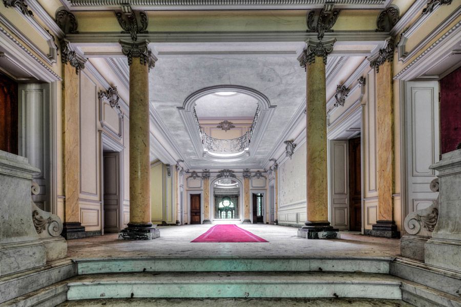 Photographie petit format TAPIS ROUGE – CHRISTIAN BRUNEAU – 24 × 36 cm