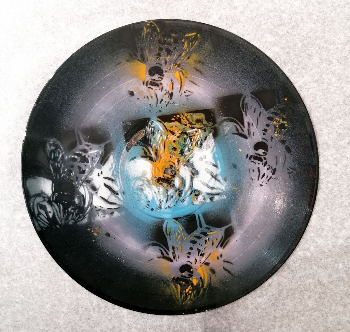 Sculpture figuratif petit format BLURY BEES – ARTISTE OUVRIER – 25 × 25 cm