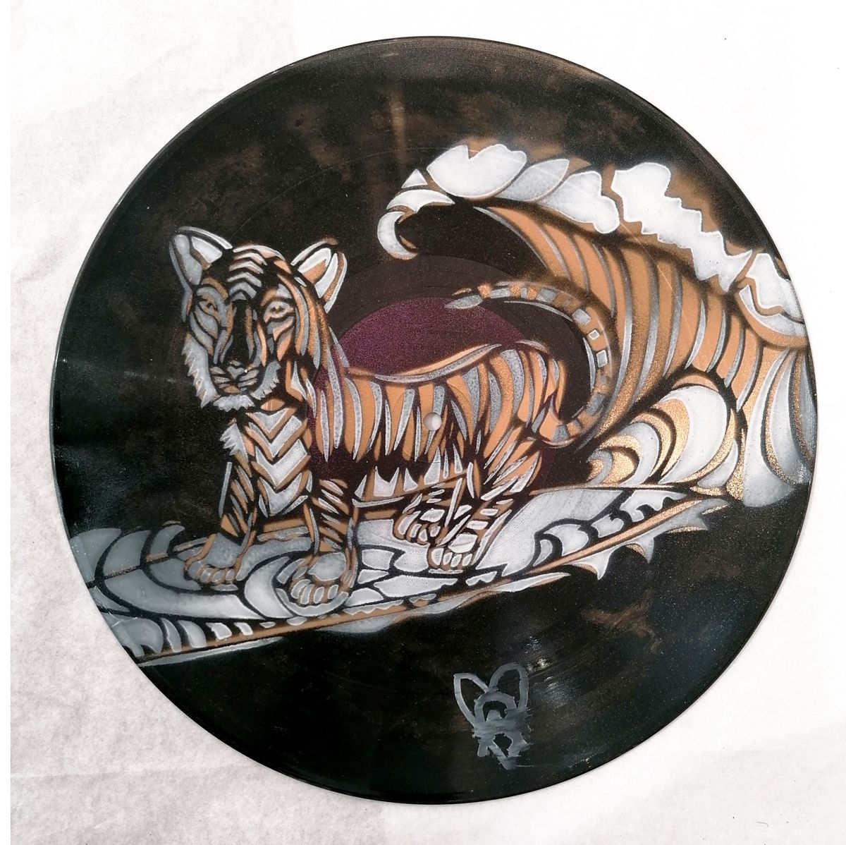 Sculpture figuratif petit format SURFIN TIGER – ARTISTE OUVRIER – 25 × 25 cm