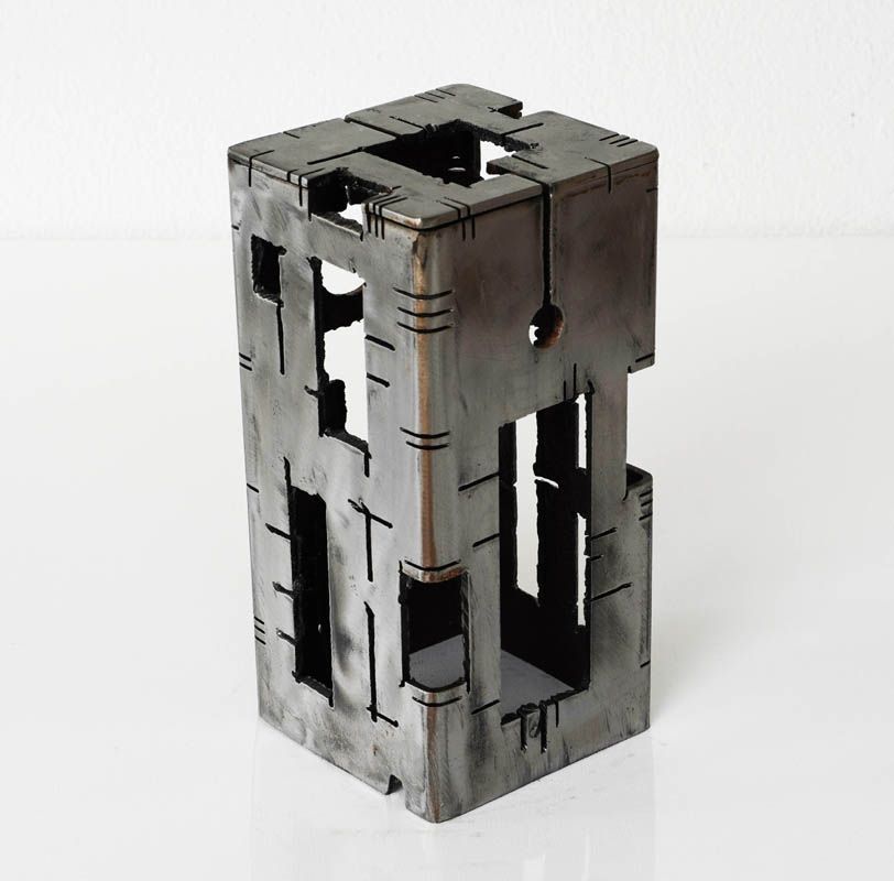 Sculpture graphique petit format argent Building 28 – JEROME POUMES – 21 × 10 cm