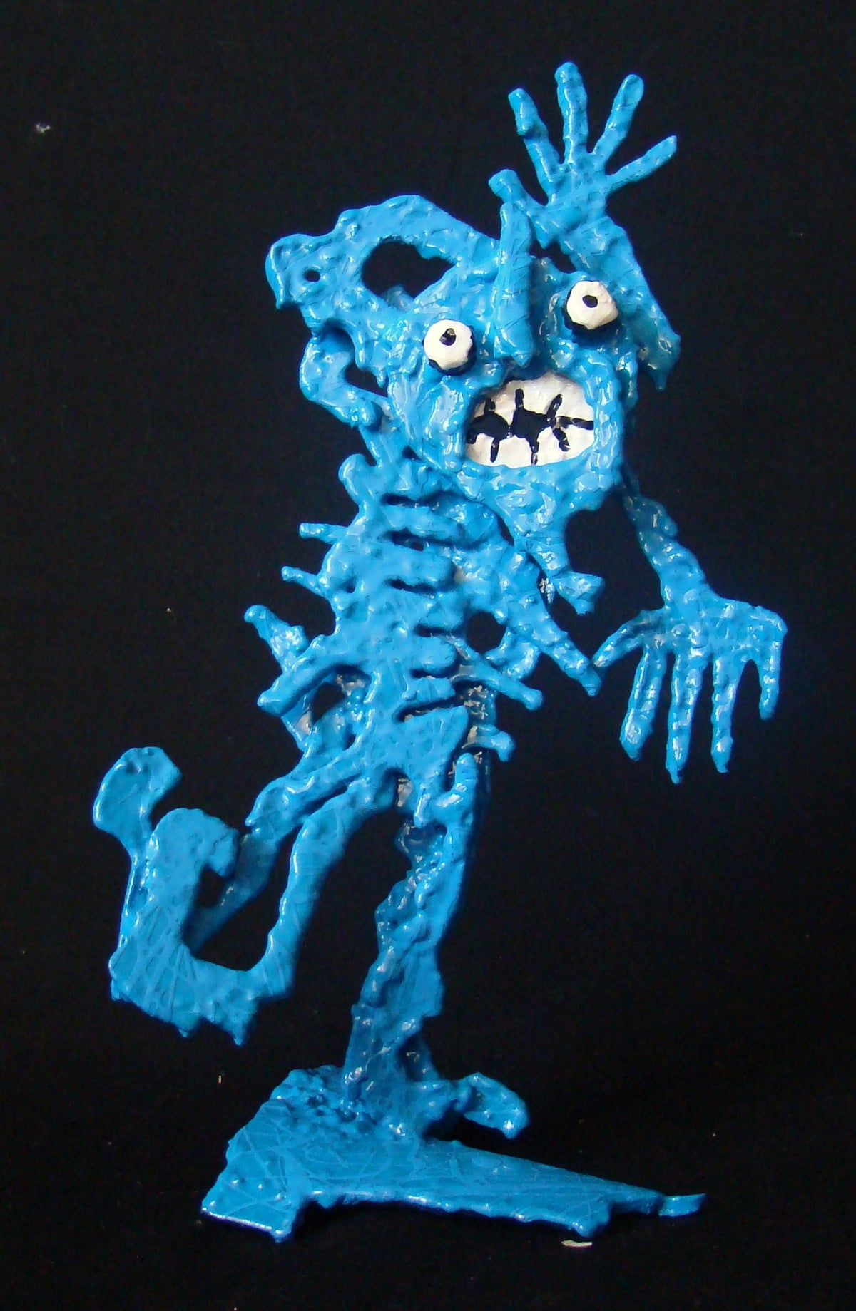 Sculpture pop art petit format bleu Mon Protecteur Bleu – MICHADU – 34 × 20 cm