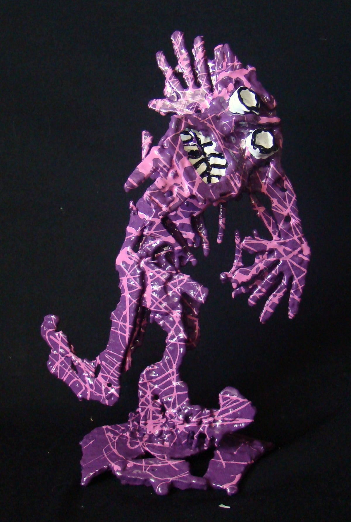 Sculpture en technique mixte sur métal violet de MICHADU, petit format 20 x 34 cm