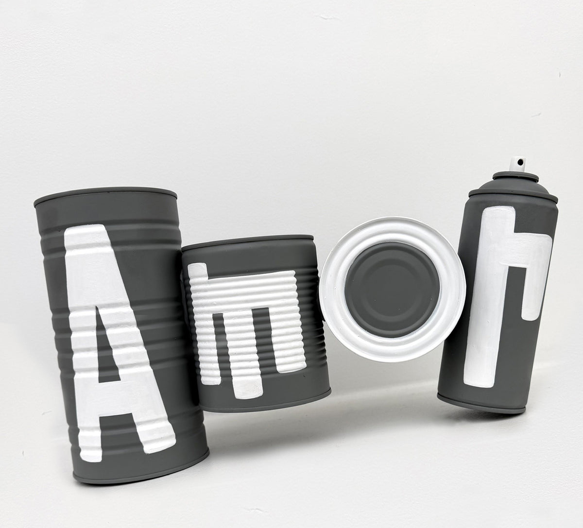 Sculpture Amor de ME LATA, technique mixte à la bombe aérosol sur canette recyclée, petit format 35 x 30 cm, tons gris, style street art