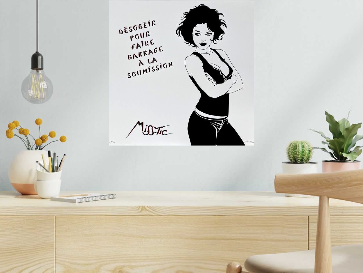 Serigraphie DESOBEIR POUR FAIRE BARRAGE A LA SOUMISSION de MISS TIC dans un intérieur – 50 × 50 cm
