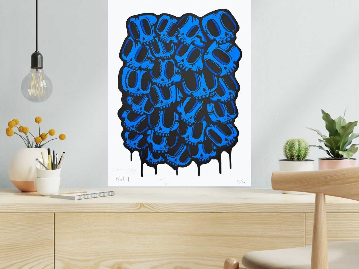 Serigraphie Dia de Muertos bleu de NININ dans un intérieur – 50 × 65 cm
