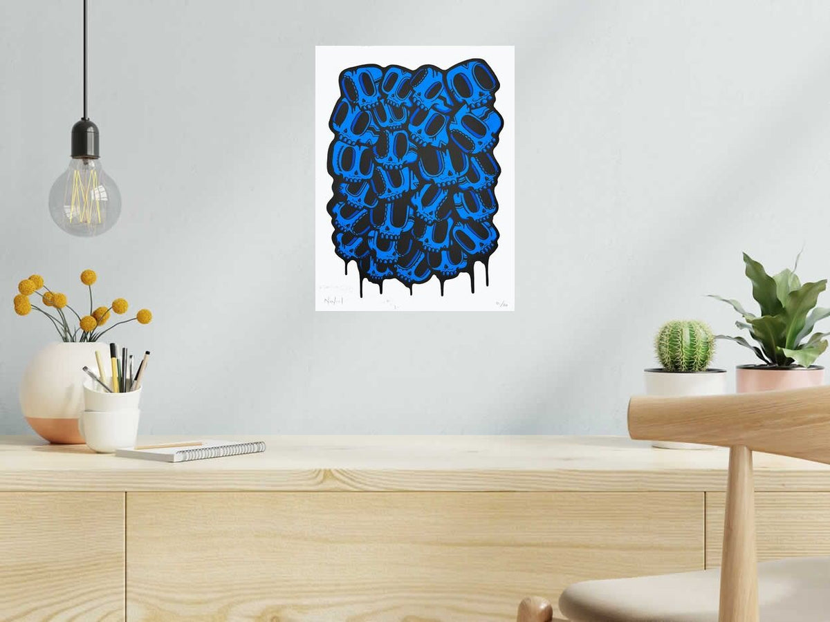 Serigraphie Dia de Muertos bleu de NININ dans un intérieur – 30 × 40 cm