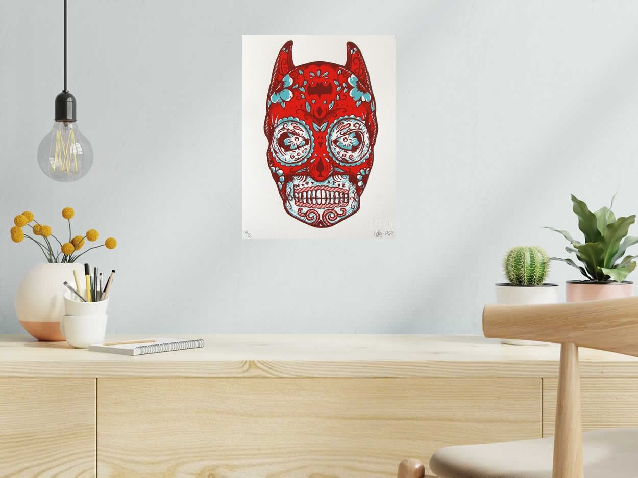 Serigraphie EL MURCIELAGO PILULE ROUGE de NOTY AROZ dans un intérieur – 30 × 40 cm