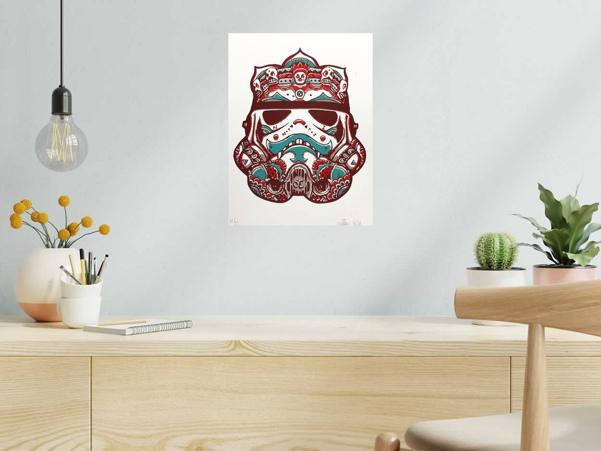 Serigraphie STAR SHIVAR PILULE BLEUE de NOTY AROZ dans un intérieur – 30 × 40 cm