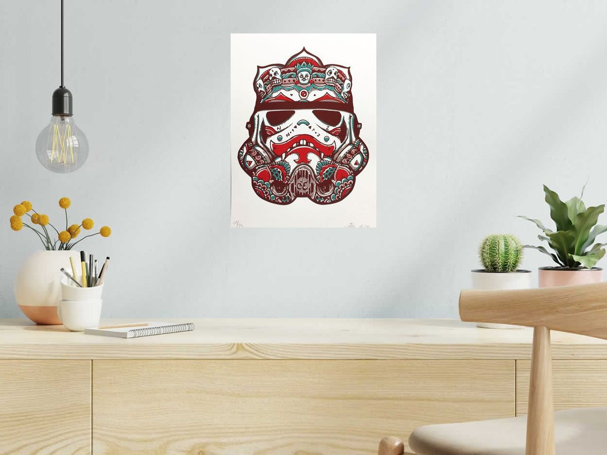 Serigraphie STAR SHIVAR PILULE ROUGE de NOTY AROZ dans un intérieur – 30 × 40 cm