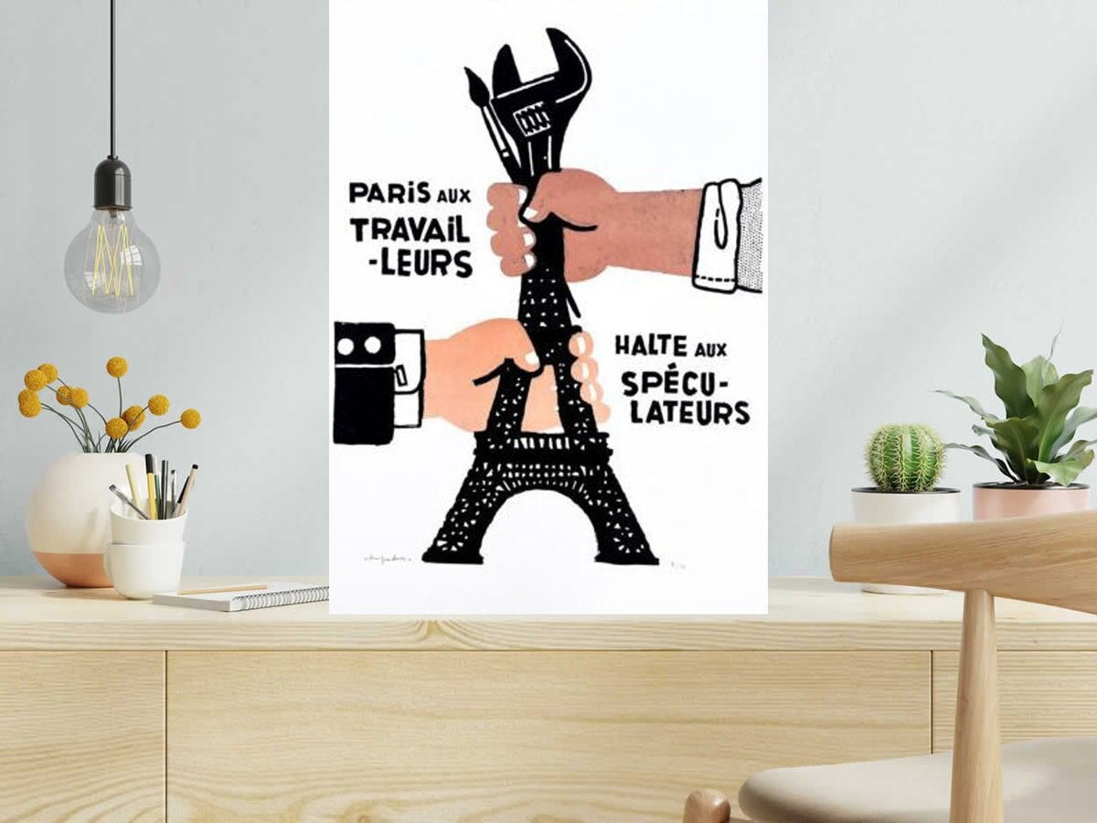 Serigraphie PARIS AUX TRAVAILLEURS EDITION OUVERTE de DUGUDUS dans un intérieur – 50 × 70 cm