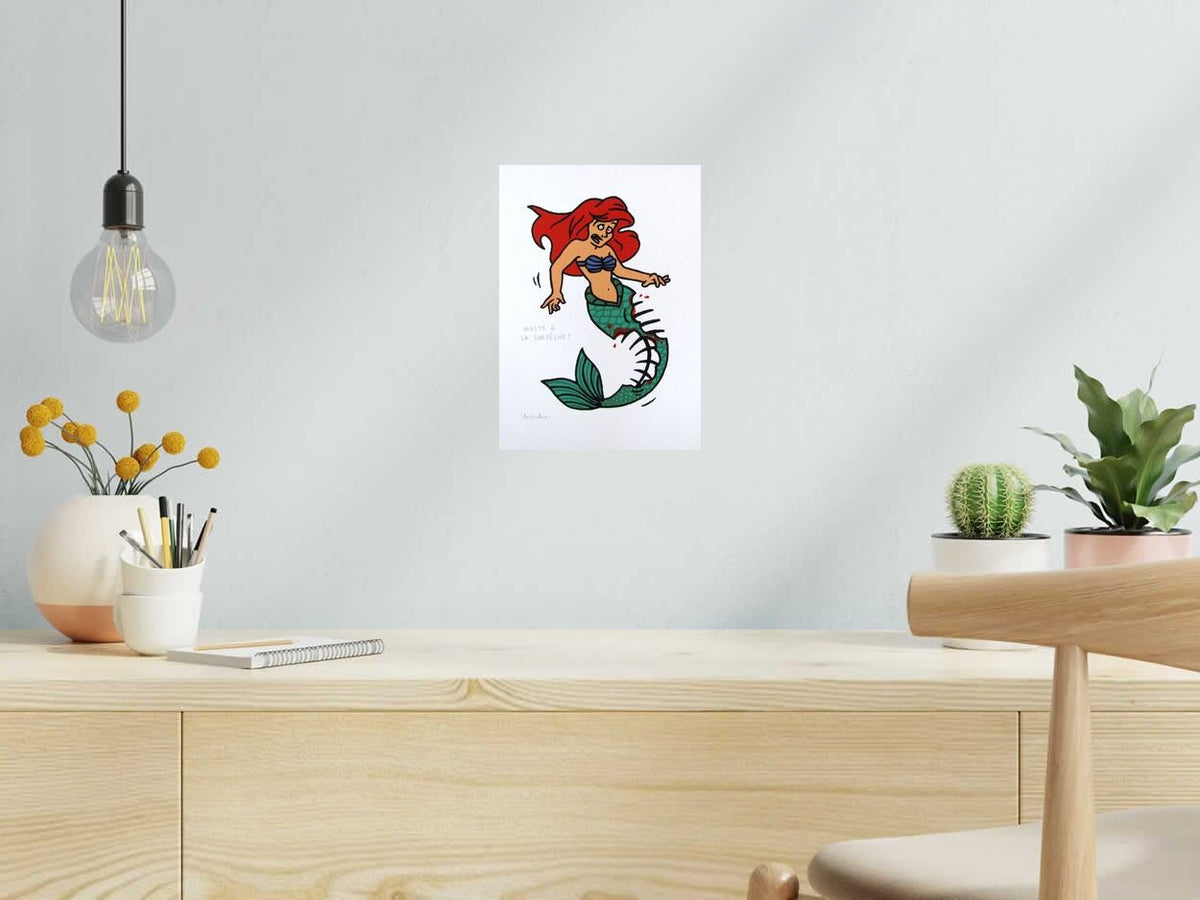Serigraphie HALTE À LA SURPÊCHE de DUGUDUS dans un intérieur – 21 × 29 cm