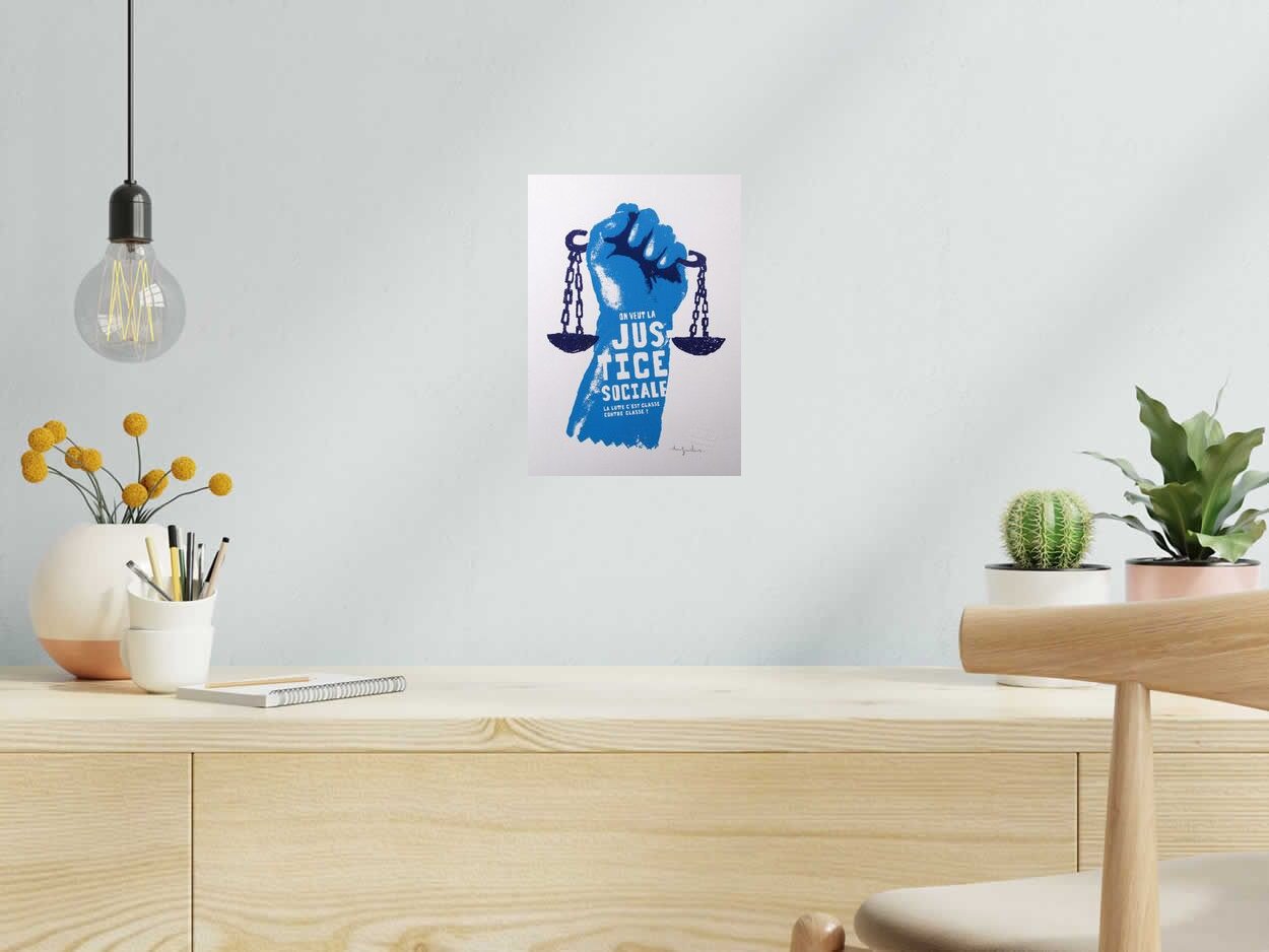 Serigraphie justice sociale de DUGUDUS dans un intérieur – 21 × 29 cm