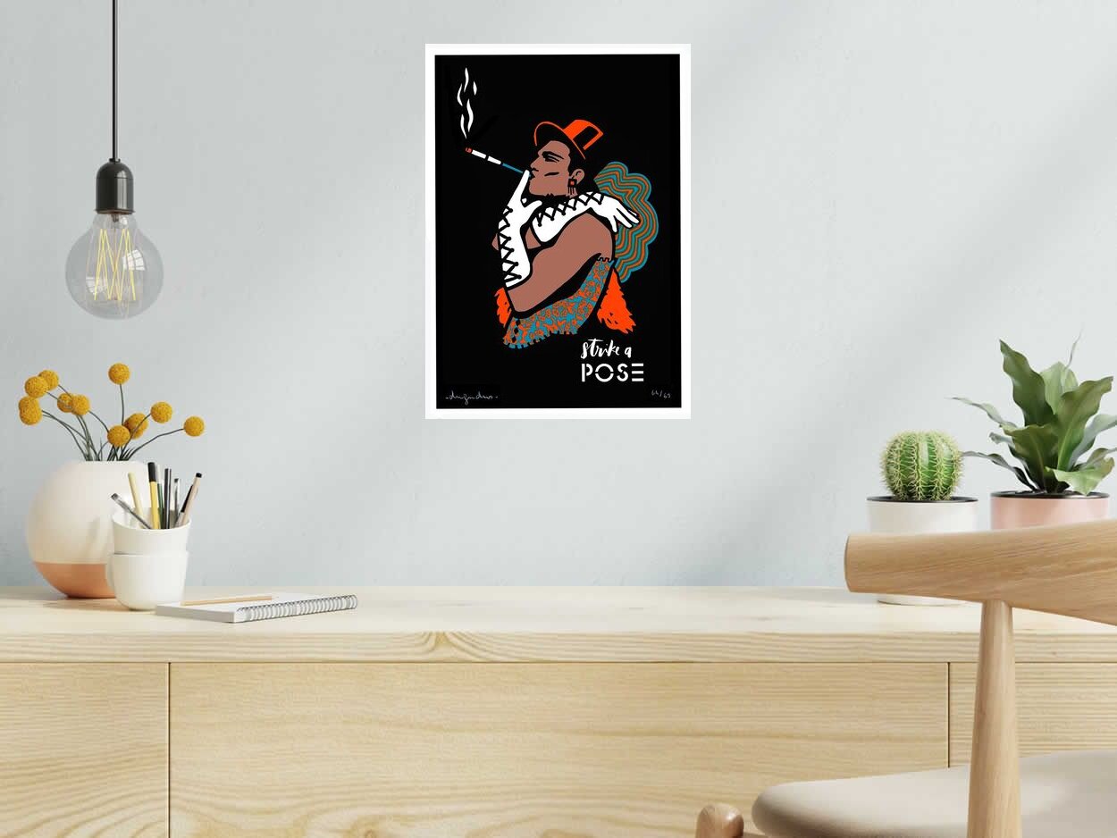 Serigraphie STRIKE A POSE FLUO de DUGUDUS dans un intérieur – 40 × 50 cm