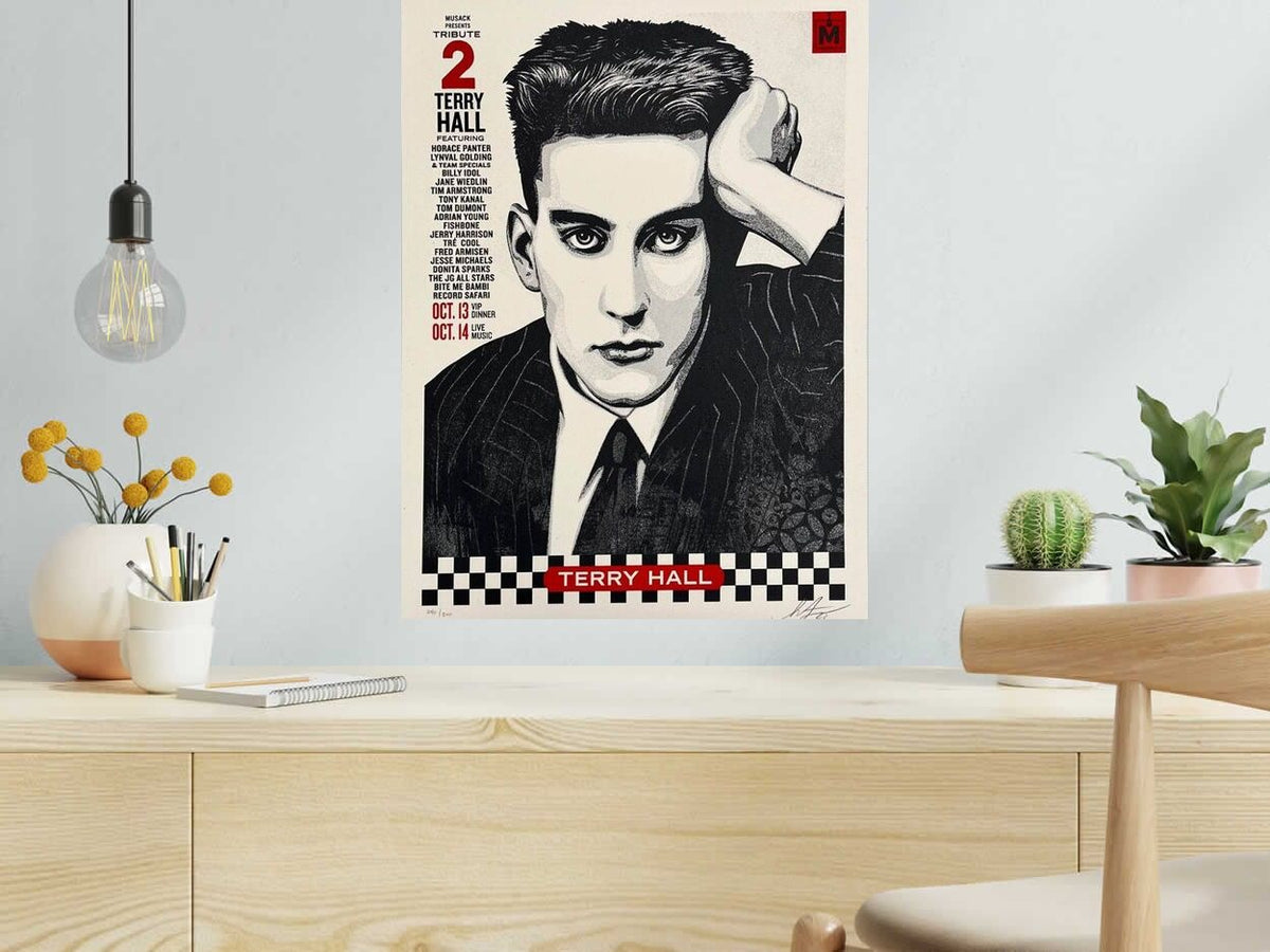 Serigraphie MUSACK Terry Hall Tribute de OBEY : SHEPARD FAIREY dans un intérieur – 46 × 61 cm