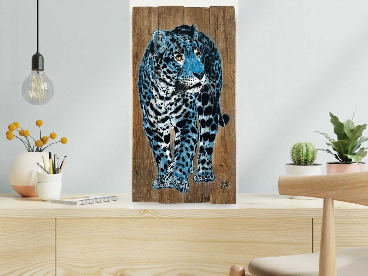 Tableau Jaguar bleu face de MOSKO dans un intérieur – 37 × 71 cm