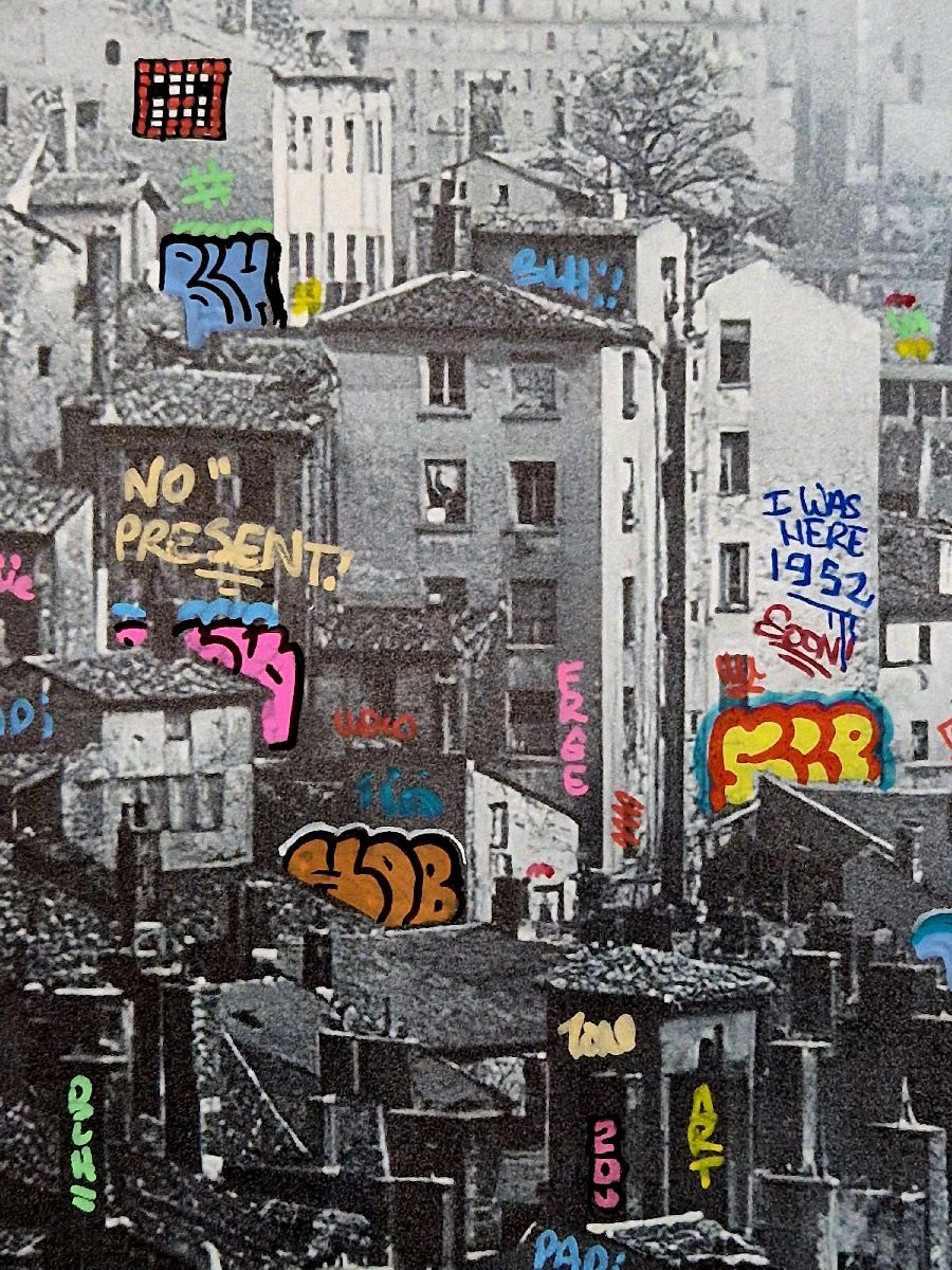 Tableau de BLACH a pour titre Doisneau, les toits de Lyon style graffiti, street art dim : BLACHprix:320