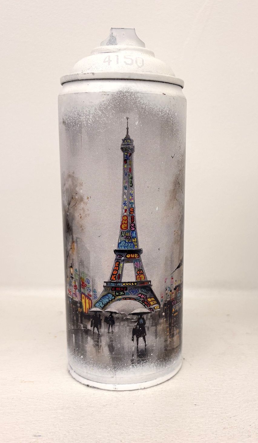 Sculpture de BLACH a pour titre Mini Bombe Paris tour Eiffel sous la pluie style street art dim : BLACHprix:50