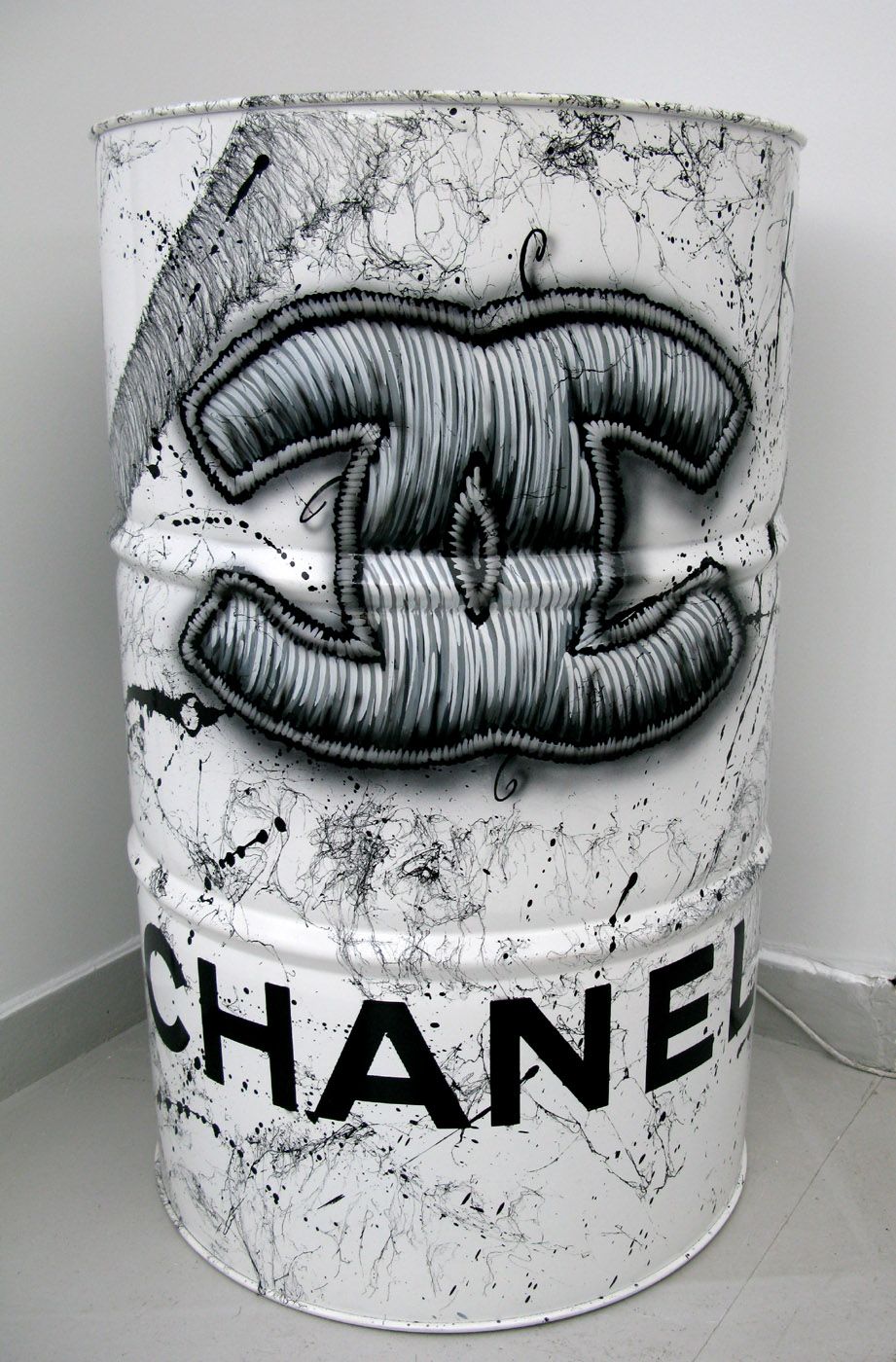 Sculpture de JUG a pour titre  Baril Chanel style street pop art dim : JUGprix:1000
