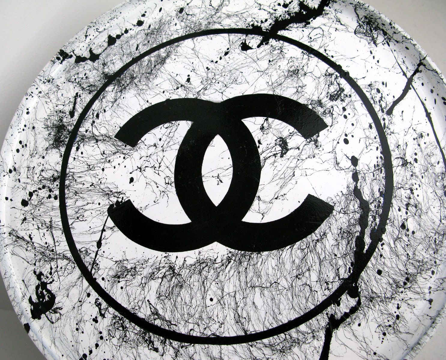 Sculpture de JUG a pour titre  Baril Chanel style street pop art dim : JUGprix:1000