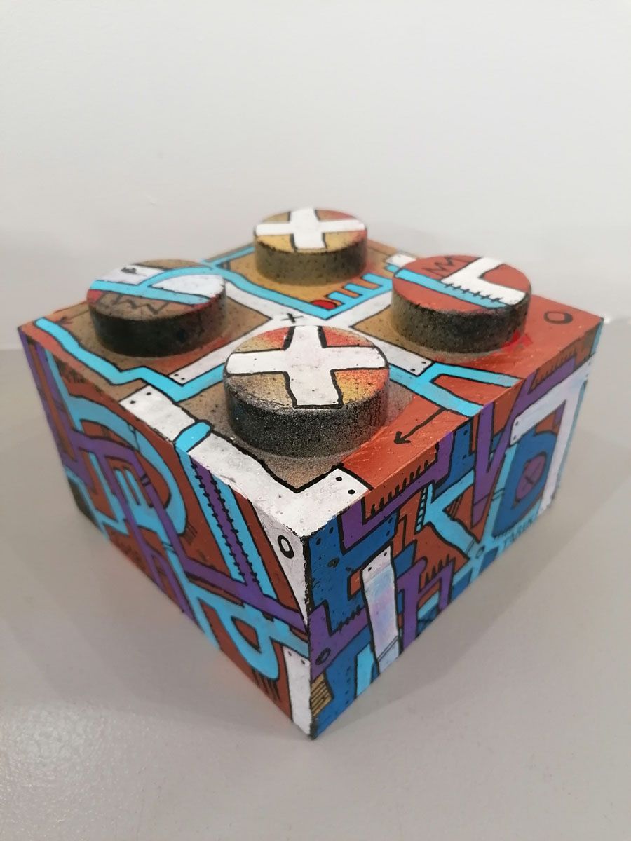 Sculpture de TAREK a pour titre  CUBE LEGO 3 style graphique dim : TAREKprix:90
