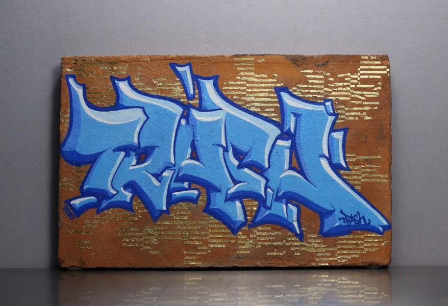 Sculpture de TRASH a pour titre  MAUVE style street art dim : TRASHprix:250