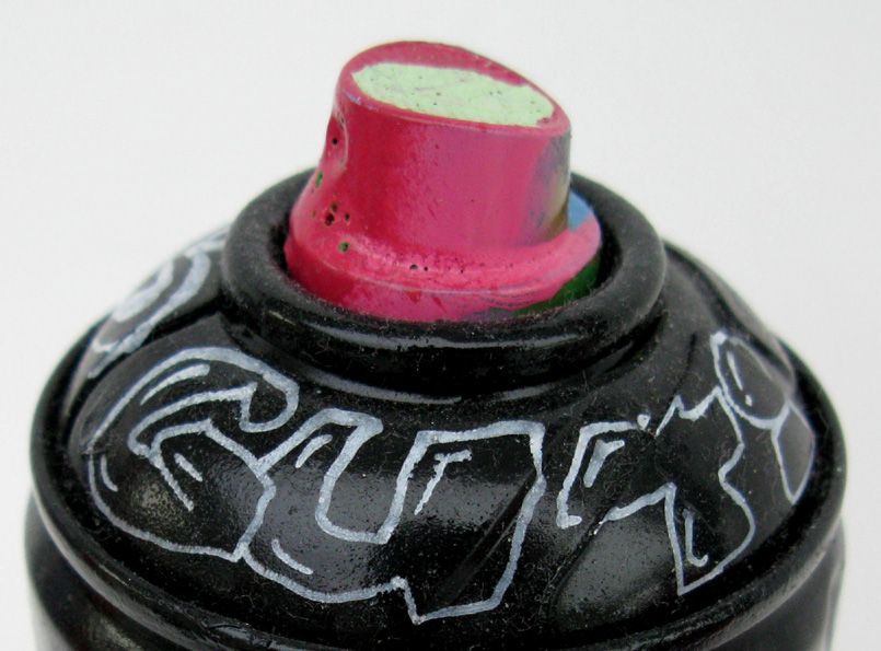Sculpture de GUTI a pour titre  GUTI Spray noir style graffiti, street art dim : GUTIprix:60