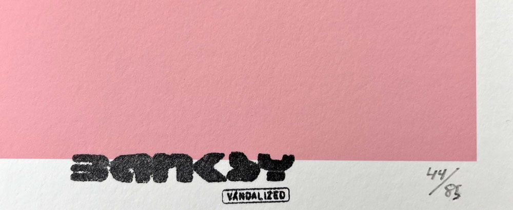 Editions d'art de BANKSY x POST MODERN VANDAL a pour titre  Girl with heart shaped float pink style figuratif dim : BANKSY x POST MODERN VANDALprix:800