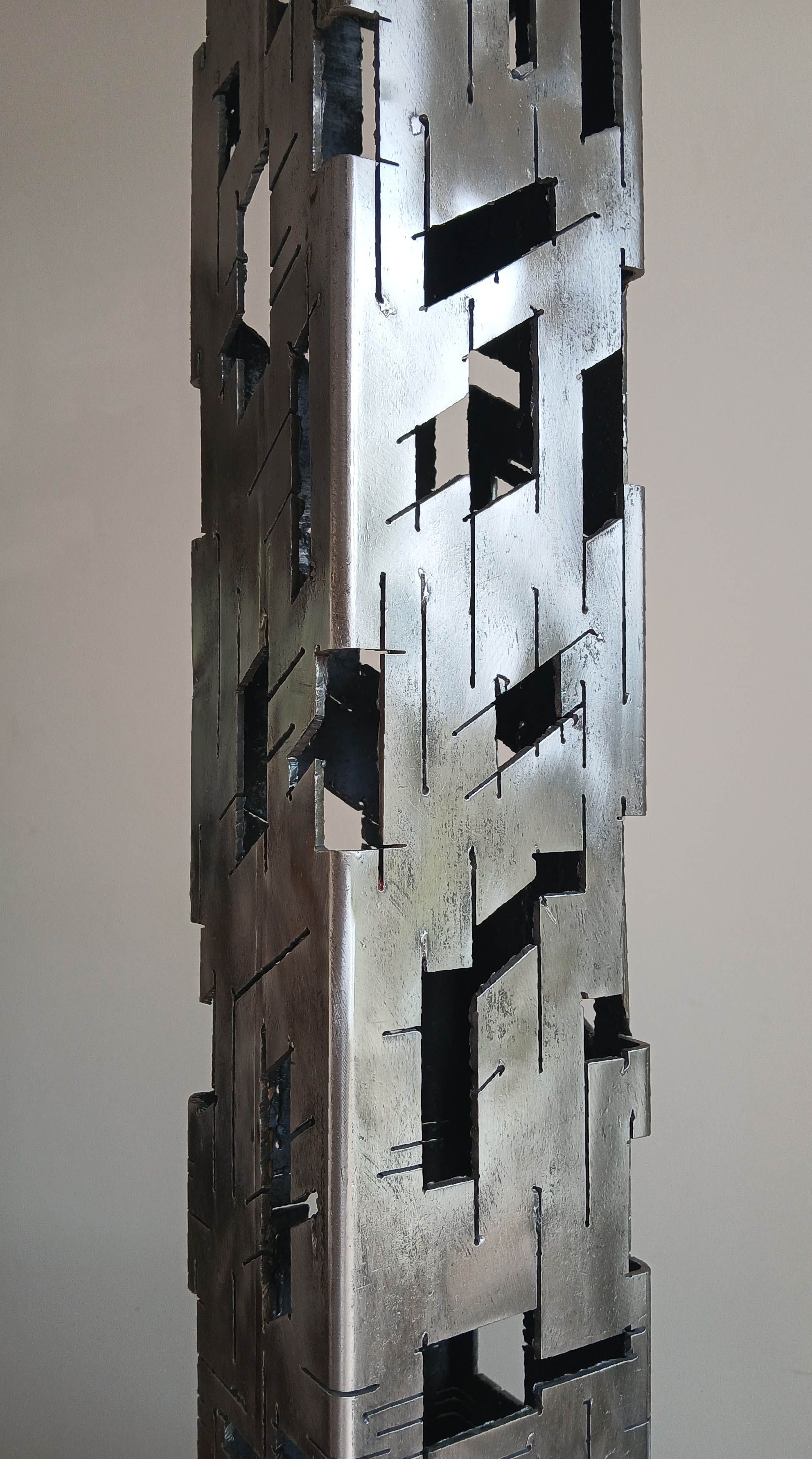 Sculpture de JEROME POUMES a pour titre  Building 23 style graphique dim : JEROME POUMESprix:1500