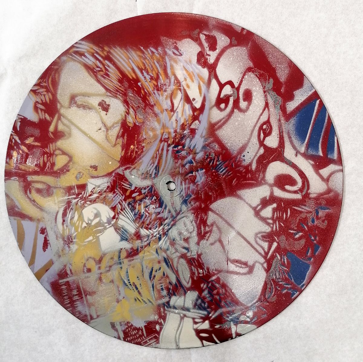Sculpture de ARTISTE OUVRIER a pour titre  JEANNE FOND ROUGE style figuratif dim : ARTISTE OUVRIERprix:200