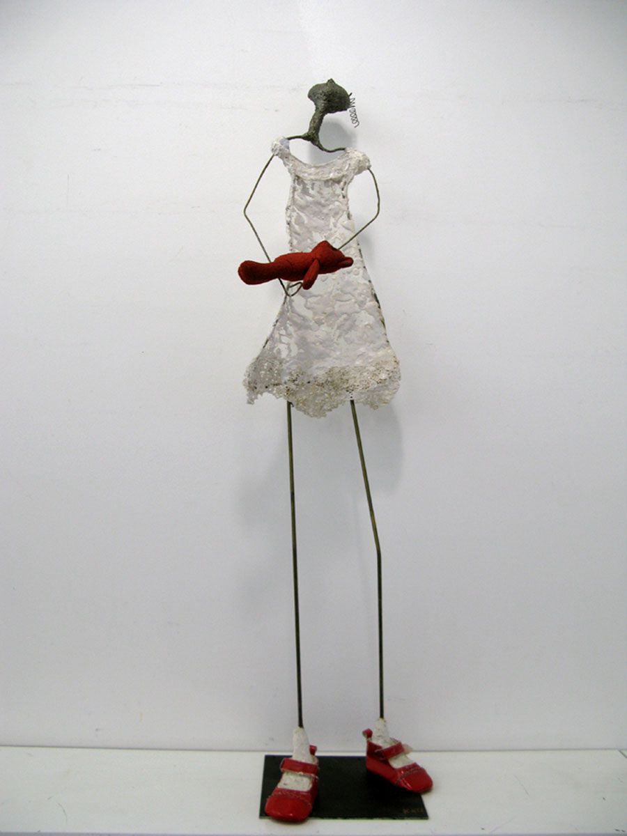 Sculpture de KATE BAILEY a pour titre  FILLE ET OURS ROUGE style figuratif dim : KATE BAILEYprix: