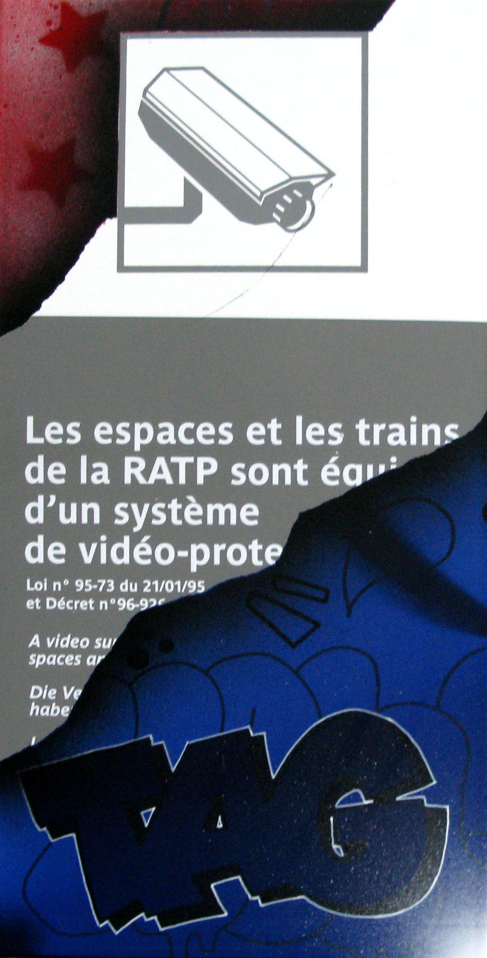 Sculpture de KENY a pour titre  PLAQUE RATP PRISE A LA STATION ODEON style graffiti, street art dim : KENYprix:400