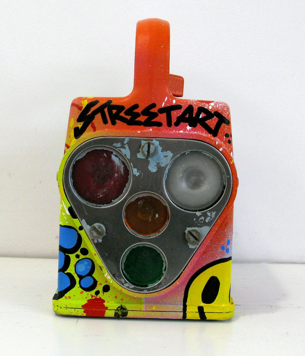 Sculpture de KENY a pour titre  LAMPE TAG SMILEZ style graffiti, street art dim : KENYprix:400