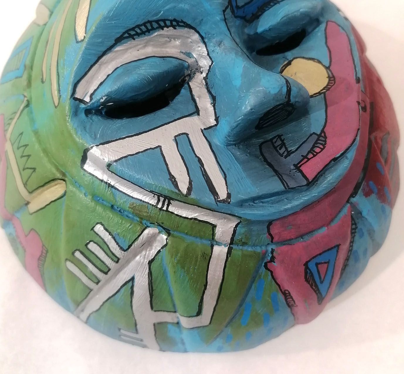 Sculpture de TAREK a pour titre  Masque rond style graphique dim : TAREKprix:300