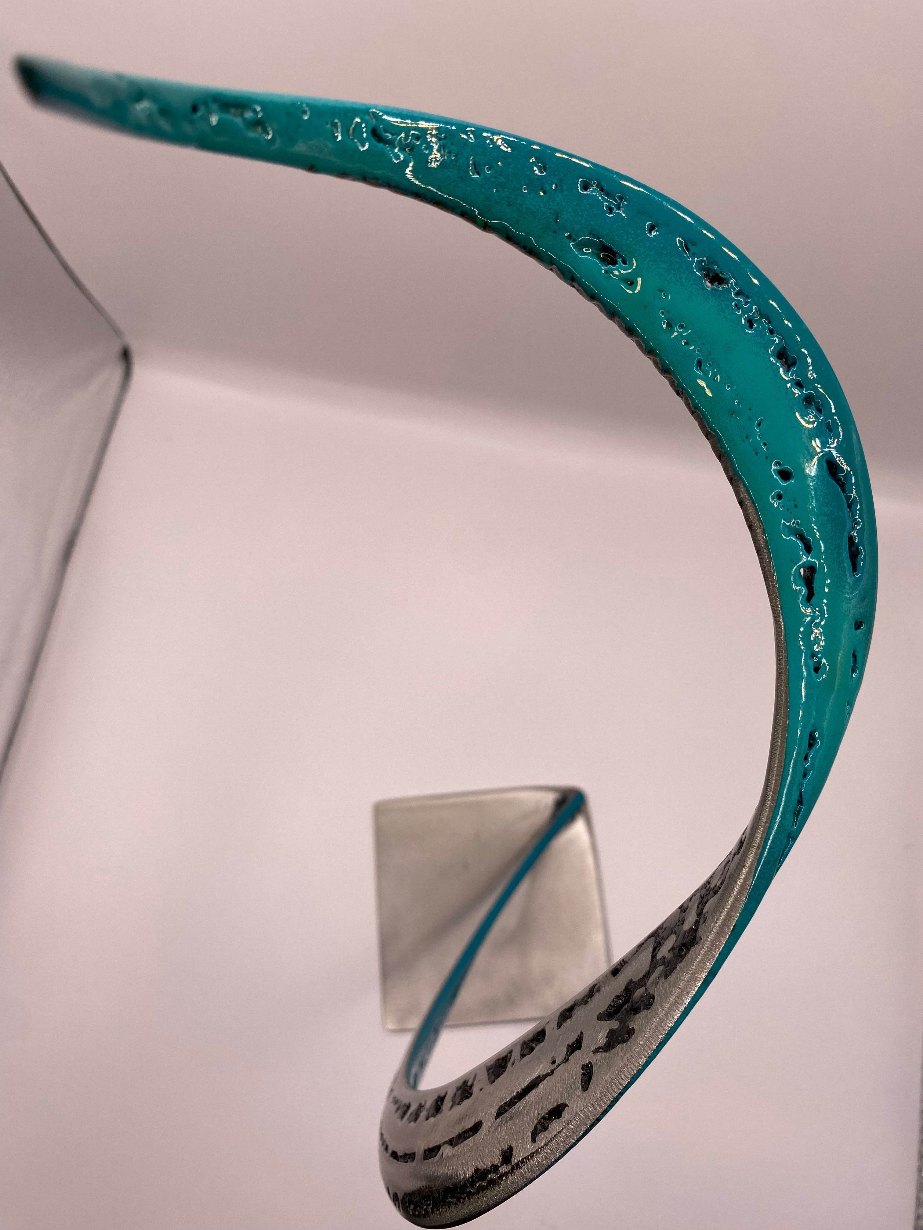 Sculpture de SERGE GUARNIERI a pour titre  RIBBON BLUE style no dim : SERGE GUARNIERIprix:130