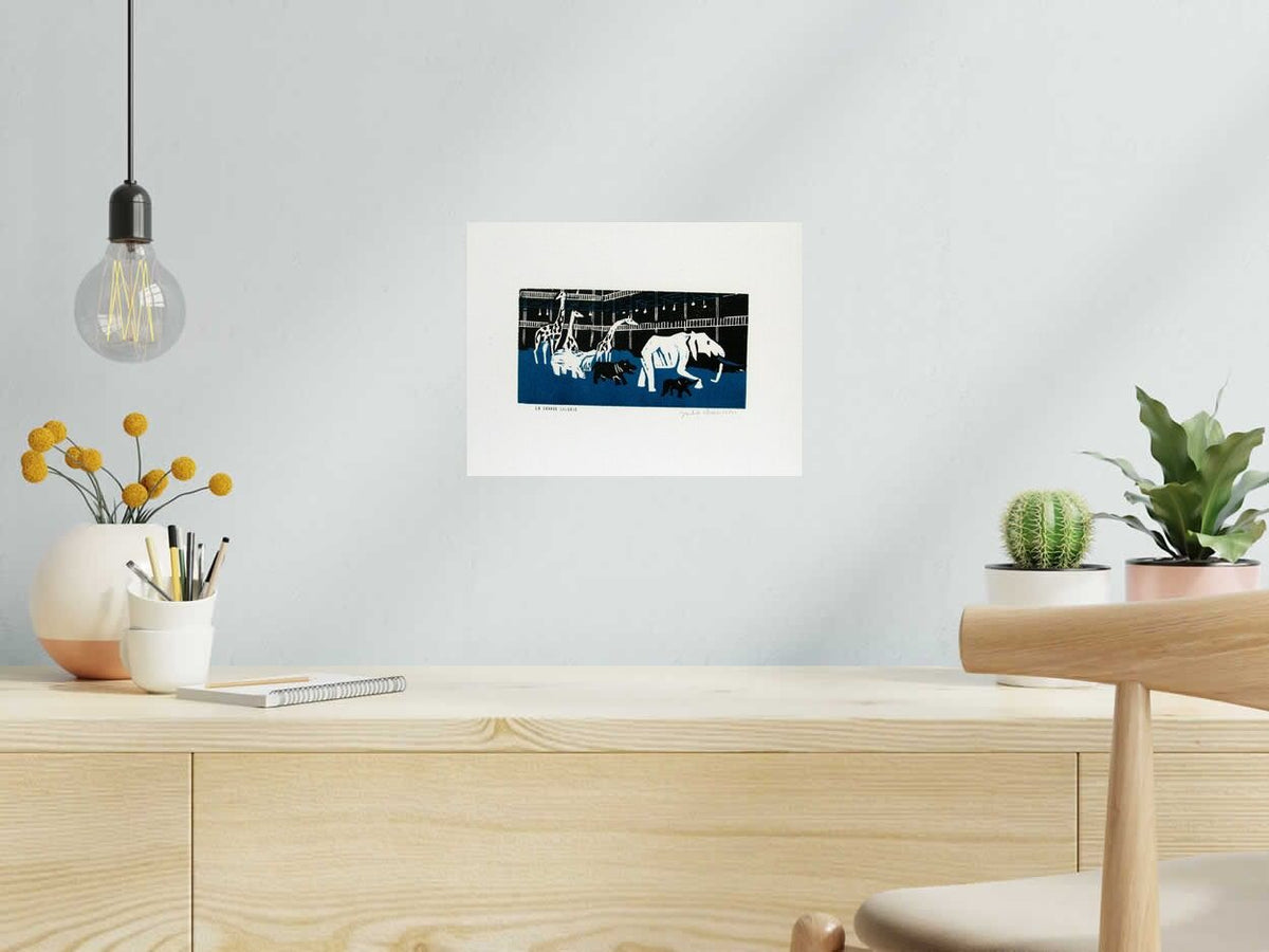 Dessin LA GRANDE GALERIE BLEU ET NOIR de JULIA CHAUSSON dans un intérieur – 25 × 33 cm