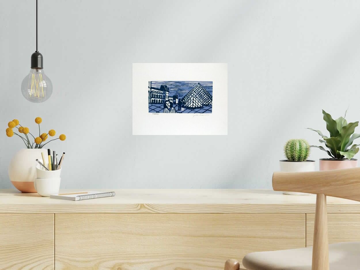 Dessin PYRAMIDES de JULIA CHAUSSON dans un intérieur – 25 × 33 cm