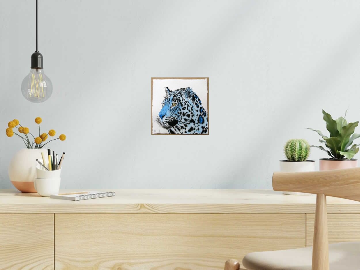 Dessin LEOPARD BLEU de MOSKO dans un intérieur – 20 × 20 cm