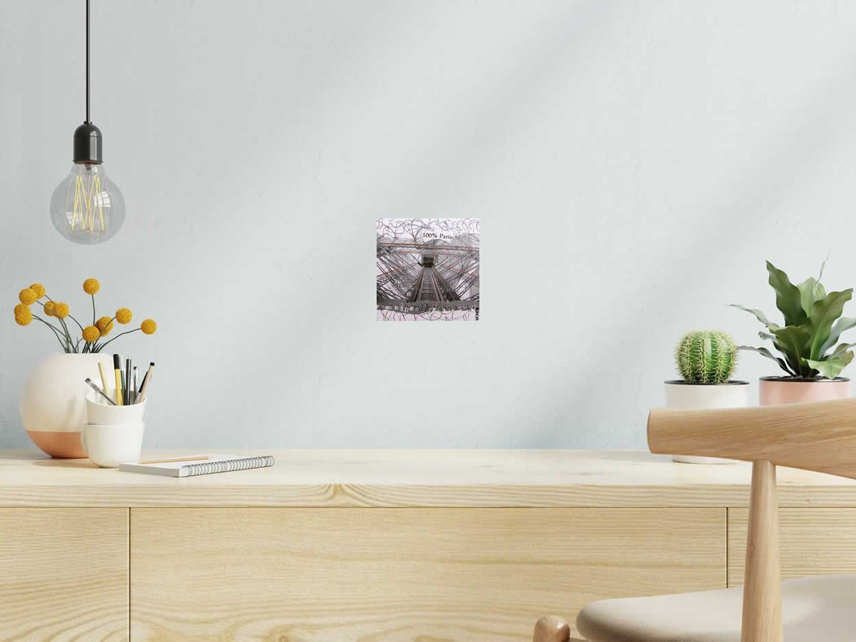 Dessin EIFFEL 100% PARIS de VEROE dans un intérieur – 15 × 15 cm