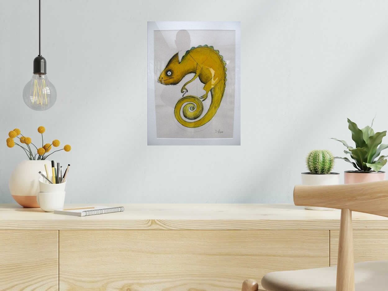 Dessin Cameleon de Daniel De POLIGNAC dans un intérieur – 30 × 40 cm