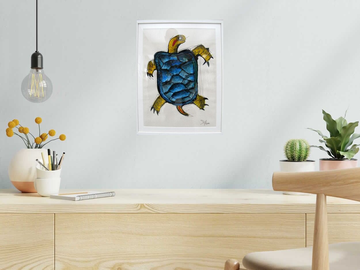 Dessin Tortue de Daniel De POLIGNAC dans un intérieur – 30 × 40 cm