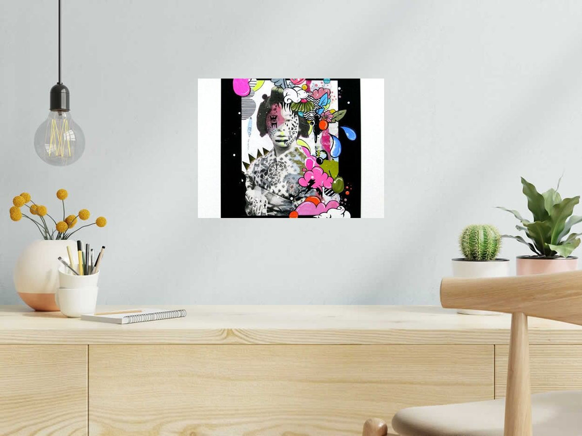 Dessin QUEEN SERIE GEISHA POP de LN LE PAPE dans un intérieur – 30 × 40 cm